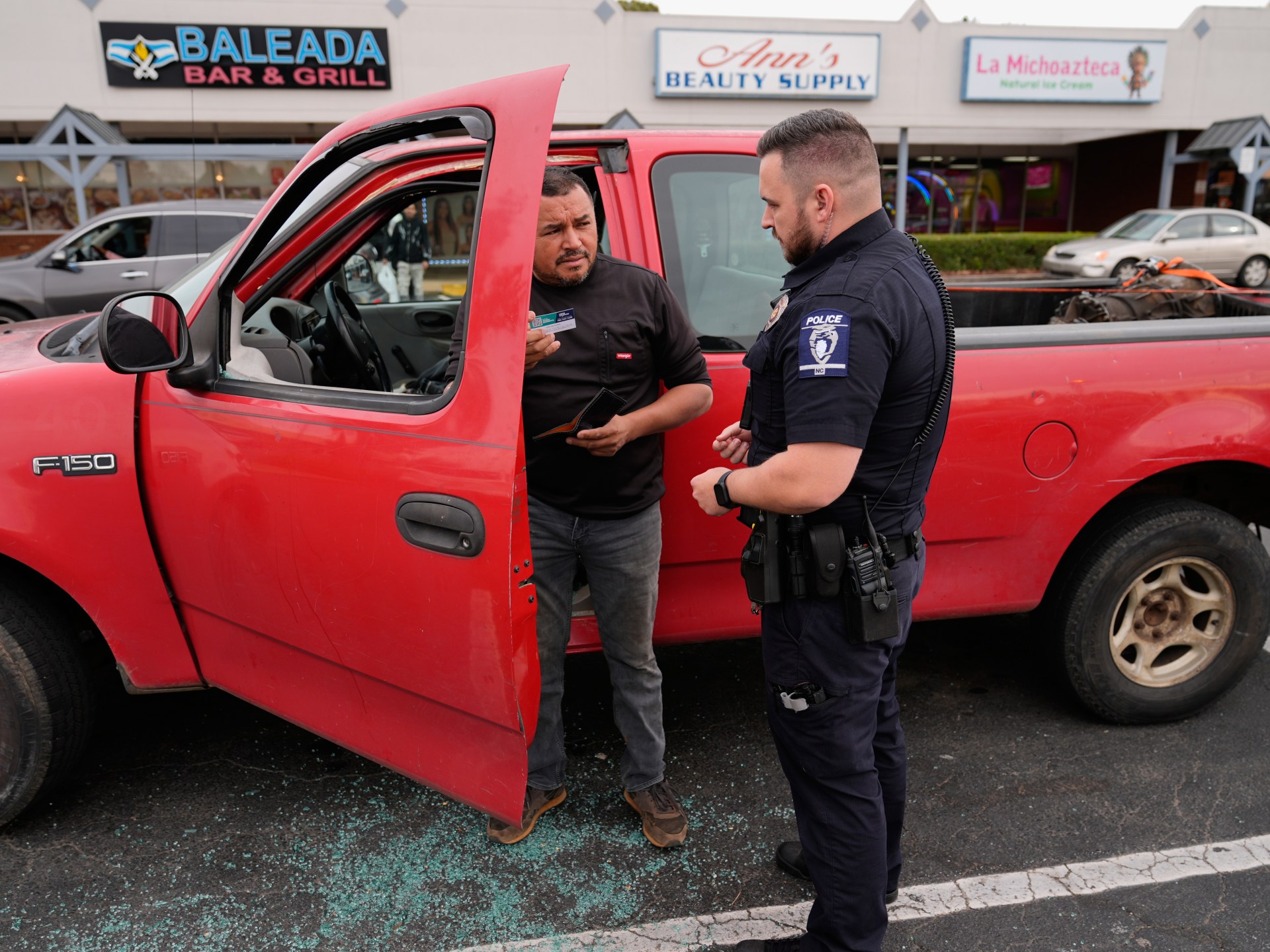 Caos Migratório em Charlotte: Invasão de Agentes Federais e Pânico na Comunidade!